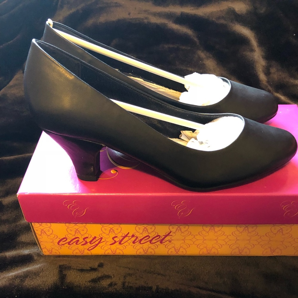 New classic black pumps